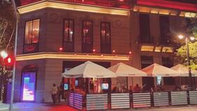 Dueño de un pub en Santiago acusó haber sido multado por borrar grafitis de su fachada: concejala salió a explicar la sanción