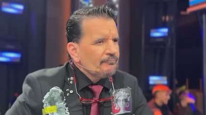 Vasco Moulian es duramente criticado por desafortunada frase sobre el suicidio: Adriana Barrientos “barrió” con él
