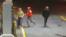 Imágenes fuertes: video muestra el momento exacto en que delincuentes apuñalan a Osvaldo Silva para quitarle el auto