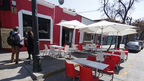 Terrazas salen a la calle tomando hartas precauciones