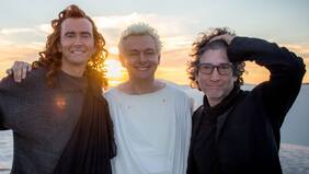 Neil Gaiman ofreció abandonar la última temporada de Buenos Presagios en medio de las acusaciones en su contra