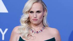 Actriz Rebel Wilson contó que “perdió la virginidad” a los 35 con un compañero de reparto que no se enteró