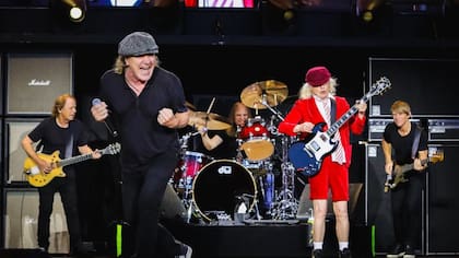 Preocupación entre fanáticos: Guitarrista de AC/DC fue hospitalizado tras conciertos en Chile