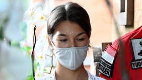 Se tomó una foto desnuda en un árbol sagrado… la expulsaron del país