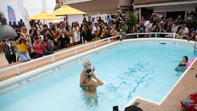 "Bien bananera", "démosle un poco más de glamour", "es pobre", criticaron la "puesta en escena" del piscinazo de Viña 2024, en matinal de Chilevisión