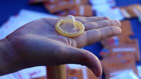 Condones gratis en colegios: Anuncian dispensadores de preservativos en zonas de alta afluencia de público