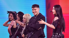 Así fue la aparición de Kidd Voodoo en presentación de NMIXX: cantaron “Ponte Lokita”