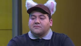 Danilo 21 llora tras comentarios por el peso, su ropa y lejanía de sus padres de quienes está a cargo