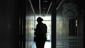 Indagan presunto “cuento del tío” a Carabineros: desconocido se llevó armas desde comisaría