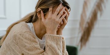 Cuando una persona de la relación gana más dinero que la otra: “Es inusual que su pareja la vea o trate con igualdad”