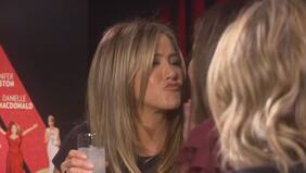 Jennifer Aniston y Sandra Bullock impactaron con su piquito en vivo