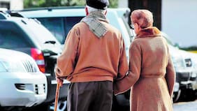 Chile envejeció y quedó corto de geriatras