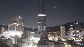 “Pensé que era una bengala” y “tenía cola de colores…”: cámara capta meteoro que cruzó por los cielos de Santiago