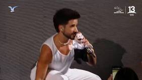 Con bigote y todo: le lanzan un peluche del Doctor Simi a Camilo en su show de Viña 2023