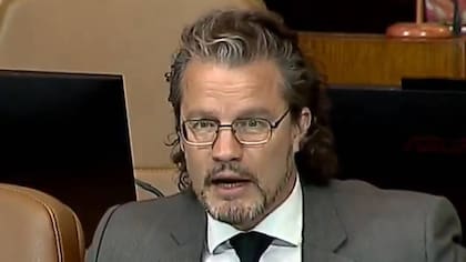 “De los arrepentidos es el reino”: Dr. File lanza dardo en medio de votación clave y saca aplausos en el Congreso