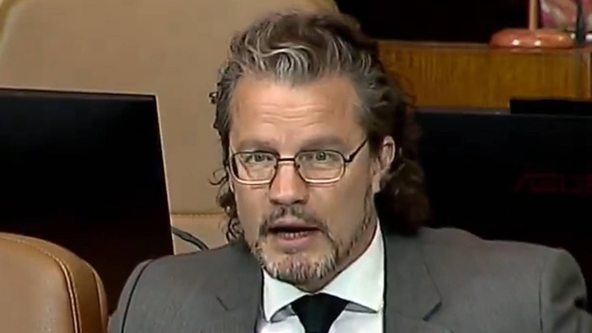 “De los arrepentidos es el reino”: Dr. File lanza dardo en medio de votación clave y saca aplausos en el Congreso