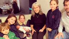 "¡Qué manera de tener ayuda para cuidar a mi Chinito...!", expresa María Luisa Godoy junto a su esposo, hijos, familia y el recién nacido Domingo