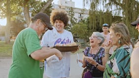 Regalaron choripanes en la calle: Joe Vasconcellos y Vicente Cifuentes estrenan canción juntos
