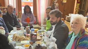 “48 años de vida y nunca vi a un Presidente caminando por aquí”: Gabriel Boric visitó la población La Legua y compartió con vecinos