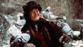 Murió Brenda Fricker, la actriz que dio vida a la inolvidable mujer de las palomas de Mi Pobre Angelito 2