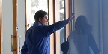 Exsubsecretario Manuel Monsalve llega a cumplir arresto domiciliario