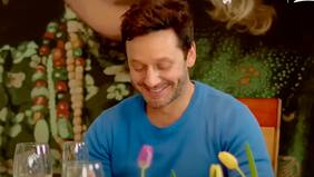 "Una vez me robaron una cartera de una polola. Todavía la estoy pagando. Una de esas con H (Hermès). Me pegué la tremenda quebrá. Y fuimos a la plaza y se la robaron...", relata Benjamín Vicuña