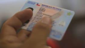 Insólito error en Registro Civil: Hombre recibe carnet con foto de cuando tenía 9 años