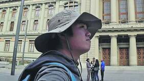 ¿Quién es el youtuber coreano que viralizó rayado del Santa Lucía?