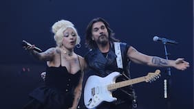 Grata sorpresa: Mon Laferte se subió al escenario de Viña para cantar alto hit con Juanes