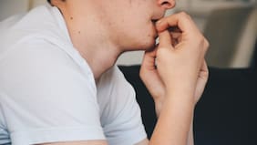 Joven fue operado a corazón abierto por comerse las uñas: esta es la peligrosa bacteria que se filtró en su cuerpo