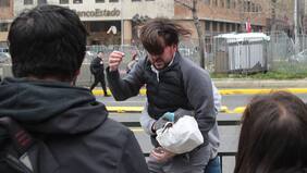 Detienen a involucrados en brutal golpiza a Simón Boric: lo patearon en el suelo