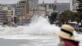 Armada de Chile emite aviso de marejadas en cuatro regiones del país