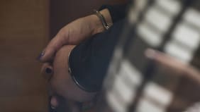 “Dijo que ella le pertenece”: detienen a mujer que habría permitido que su pareja y amigos abusaran de su hija de 29 años