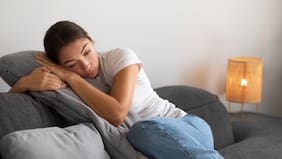 Mujer pilló a su marido con su nuera en motel y envió fotos a grupo familiar como venganza: “La señorita andaba arriba de él”