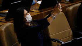 “Puede traer serias consecuencias”: PS rechaza dichos de diputada Jenny Álvarez contra la vacuna