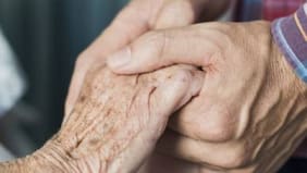 Alto Hospicio: gestionan entrega de silla de ruedas para abuela encerrada en edificio