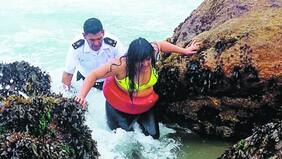 Marino realiza peligroso salvataje de mujer