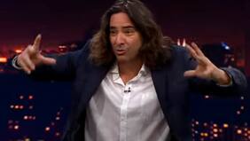 "Aterrado, bajo de la cama... Proyecto la luz hacia afuera y veo un oso grizzly rascándose la cabeza en el neumático. ¡Enorme!": la emergencia de Cristián Riquelme acampando en Alaska