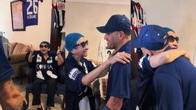 El noble gesto de Chupete Suazo en México: visitó a una fanática con problemas de salud y firmó camisetas