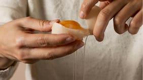 ¿Cómo hacer el truco viral para separar la yema del huevo?