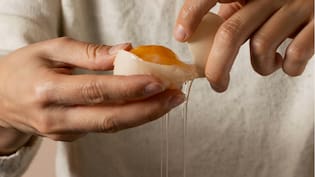 ¿Cómo hacer el truco viral para separar la yema del huevo?