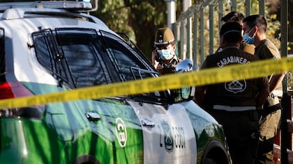 Auto chocó contra un árbol: Grave accidente deja un fallecido y un herido en Cerro Navia