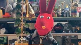 ¿Lo apostará en las carreras? La barra pop premia a Juan Carlos Bodoque con el Copihue de Oro