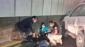 Rodrigo Delgado auxilia a motociclista tras grave accidente en la Costanera