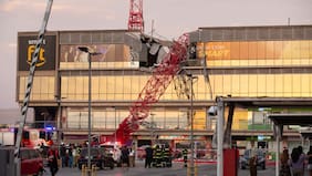 Operador falleció y siete personas resultaron lesionadas: lo que se sabe de la caída de una grúa sobre gimnasio en Arica