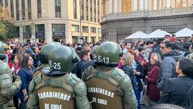 Siguen las manifestaciones: un grupo de personas botaron uno de los accesos del Metro Plaza de Armas