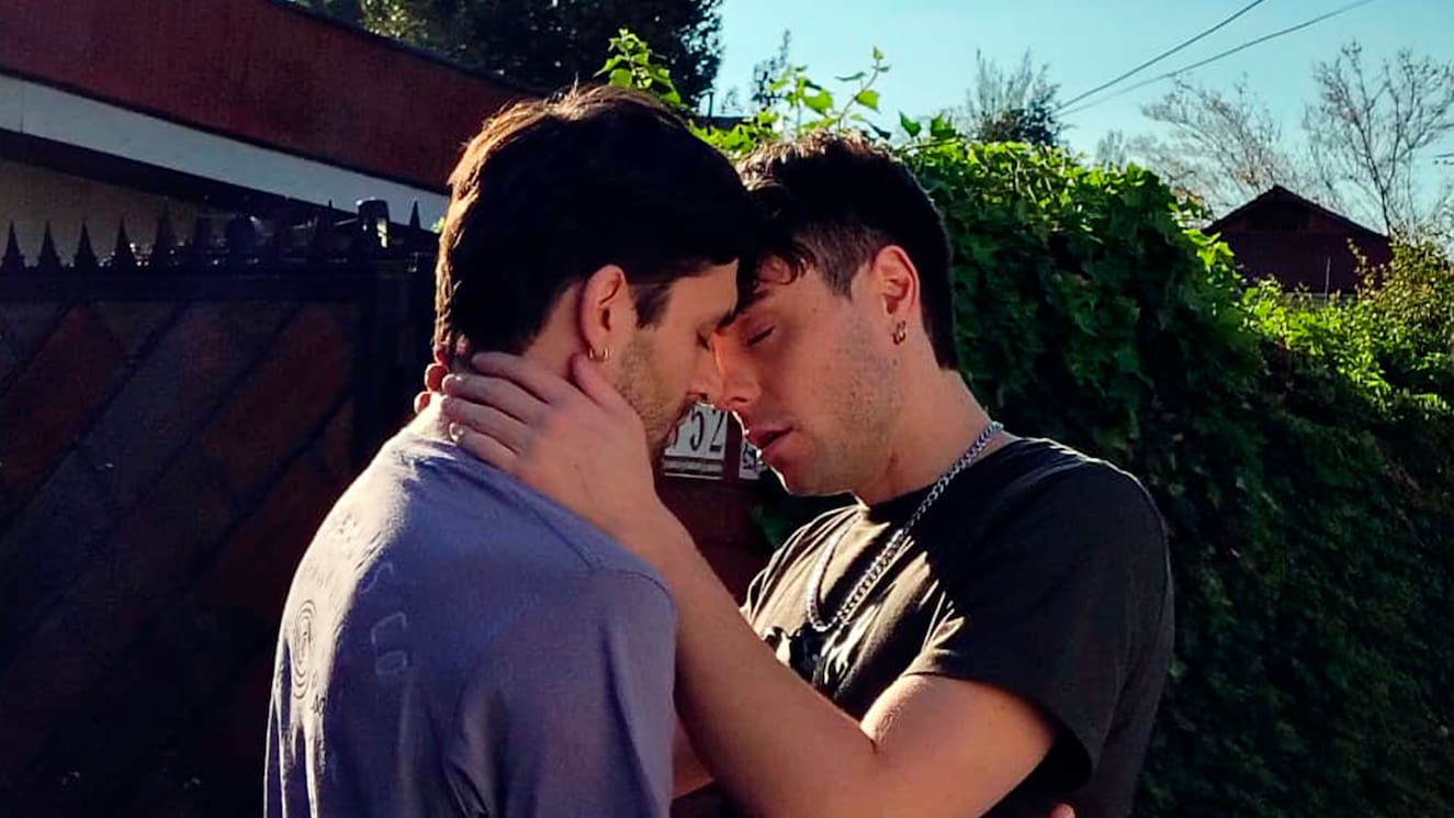 El romance LGBT en el fútbol que la rompe en internet: Canal 13 celebra gran hito de su nueva teleserie vertical