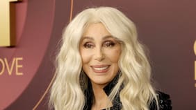 Era el gran secreto de su hijo: Cher se enteró por teléfono de que tiene una nieta adolescente