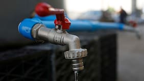 Anuncian cortes de agua seis comunas de la RM: revisa cuándo y qué zonas no tendrán suministro