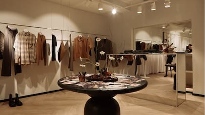 Conocida tienda de ropa reinauguró su showroom en Santiago: adelantaron su colección 2026